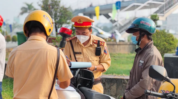 cảnh sát giao thông ghi biên bản phạt xe máy - lỗi xe không chính chủ