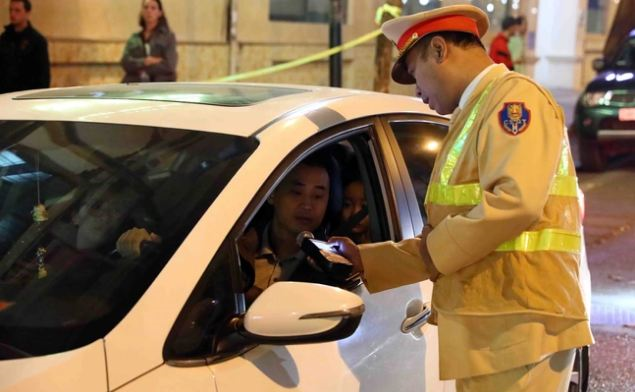 công an thổi nồng độ cồn xe ô tô