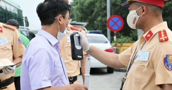 cảnh sát giao thông thổi nồng độ cồn
